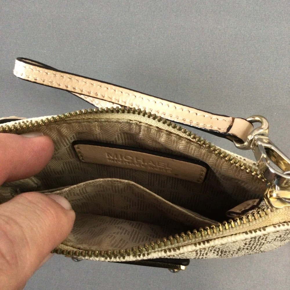 Michael Kors Wristlet Tan/Beige AV-11410 Ivory MK‎ Signature Leather.
